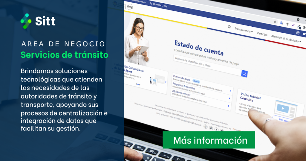 Pantalla de computadora portátil que muestra un sitio web de soluciones de tránsito con texto en español, junto con una imagen de una mujer sonriente con gafas mirando documentos.