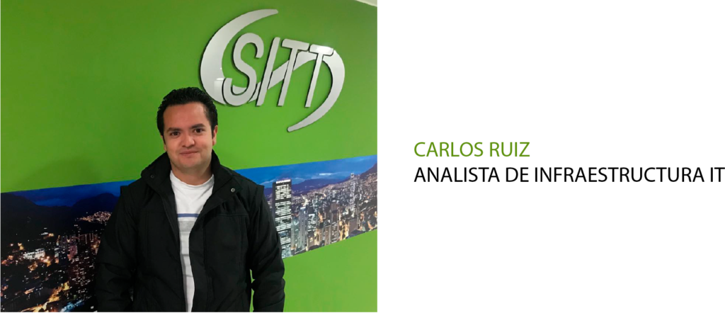 Hombre parado frente a un muro verde con el logo "shift", identificado como Carlos Ruiz, analista de infraestructura de TI.
