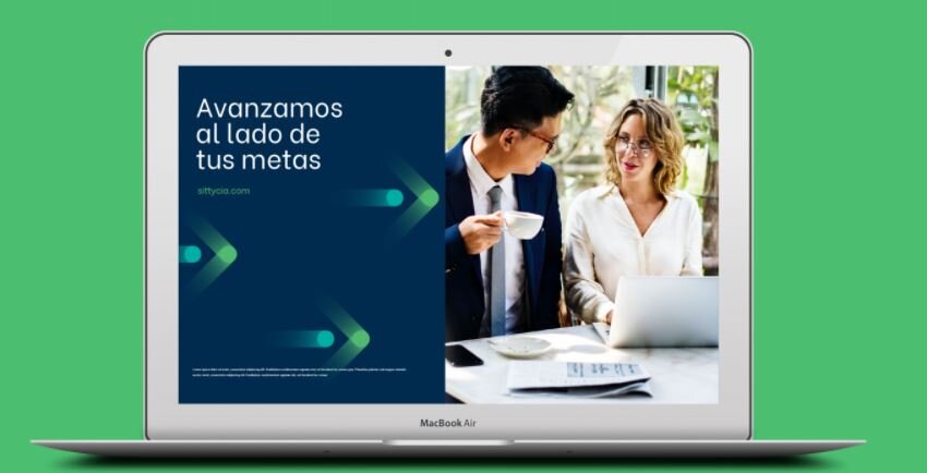 Pantalla de portátil que muestra un anuncio de "Mercadeo" con un hombre y una mujer en una reunión de negocios, texto en español, sobre un escritorio.