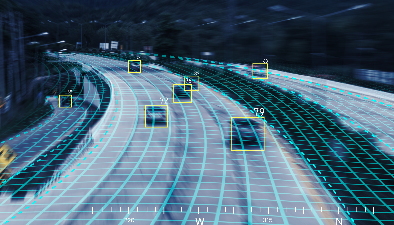 Una superposición digital de una carretera que muestra el seguimiento de la movilidad de vehículos con datos de velocidad y coordenadas direccionales.